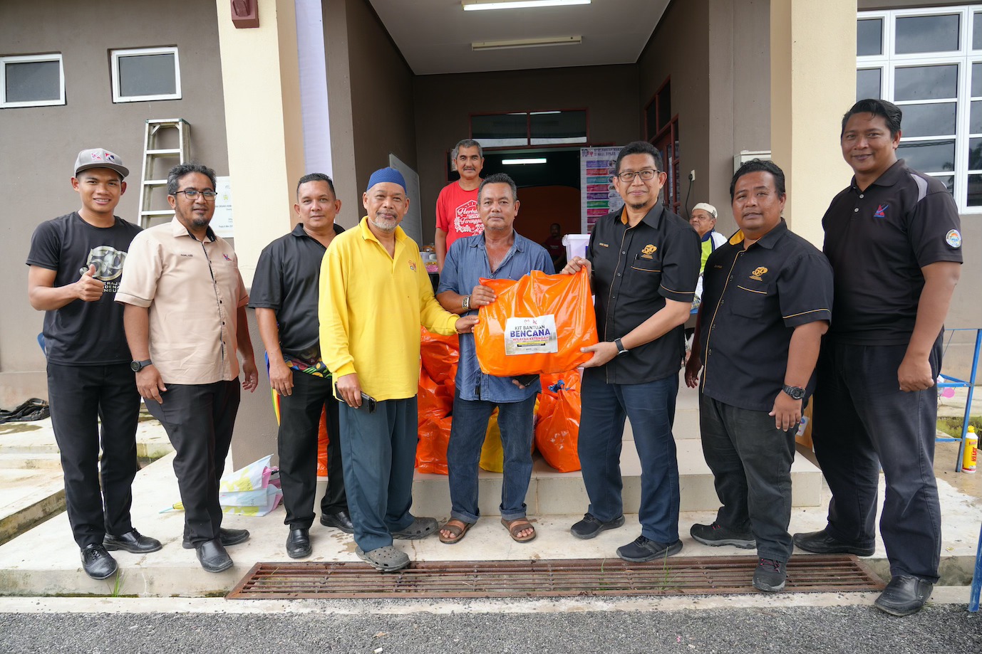 Penyaluran Bantuan Kit Bantuan Bencana KETENGAH ke Kawasan Terjejas Banjir