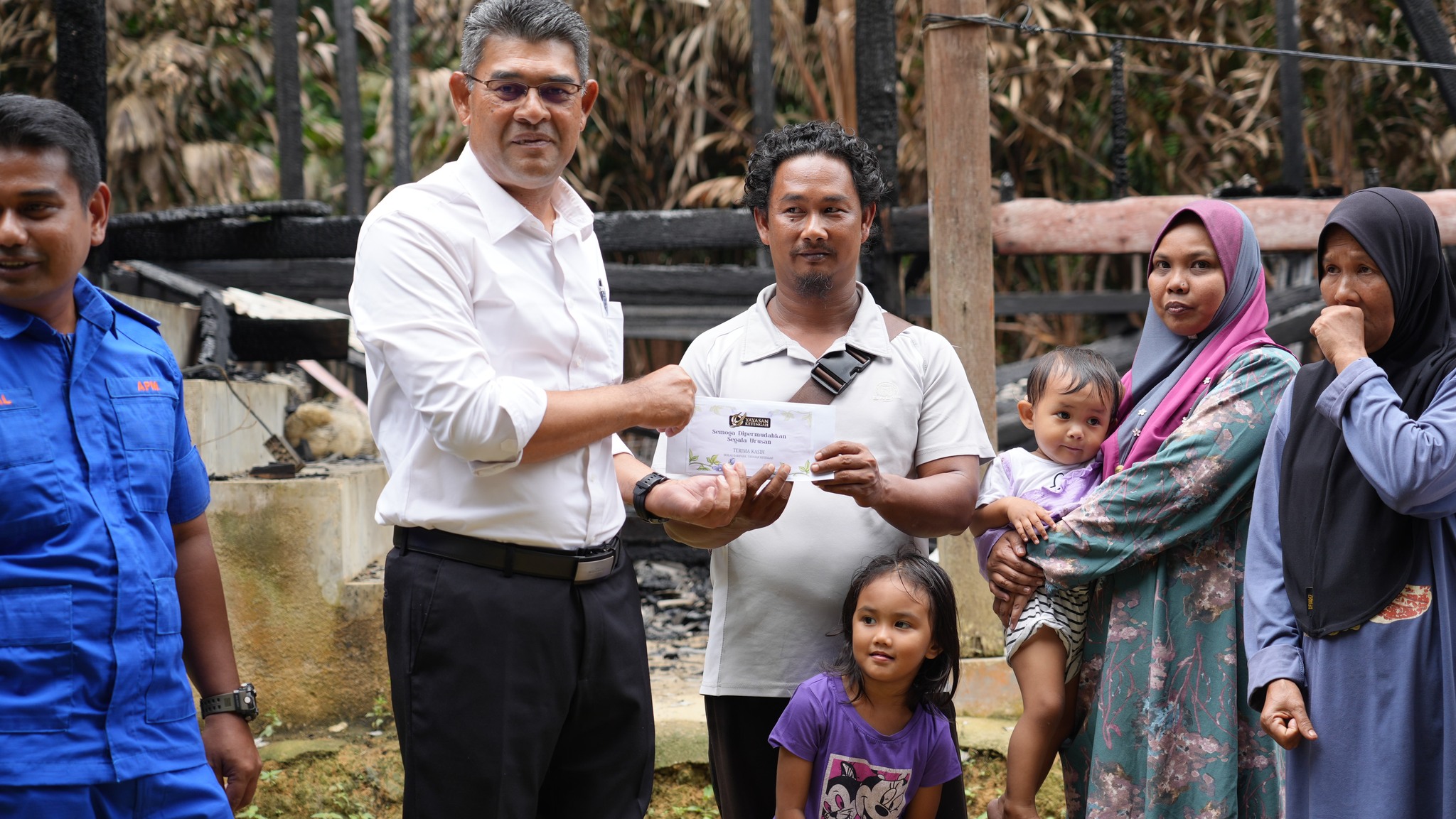 YAYASAN KETENGAH SERAH SUMBANGAN KEPADA MANGSA KEBAKARAN DI DUNGUN