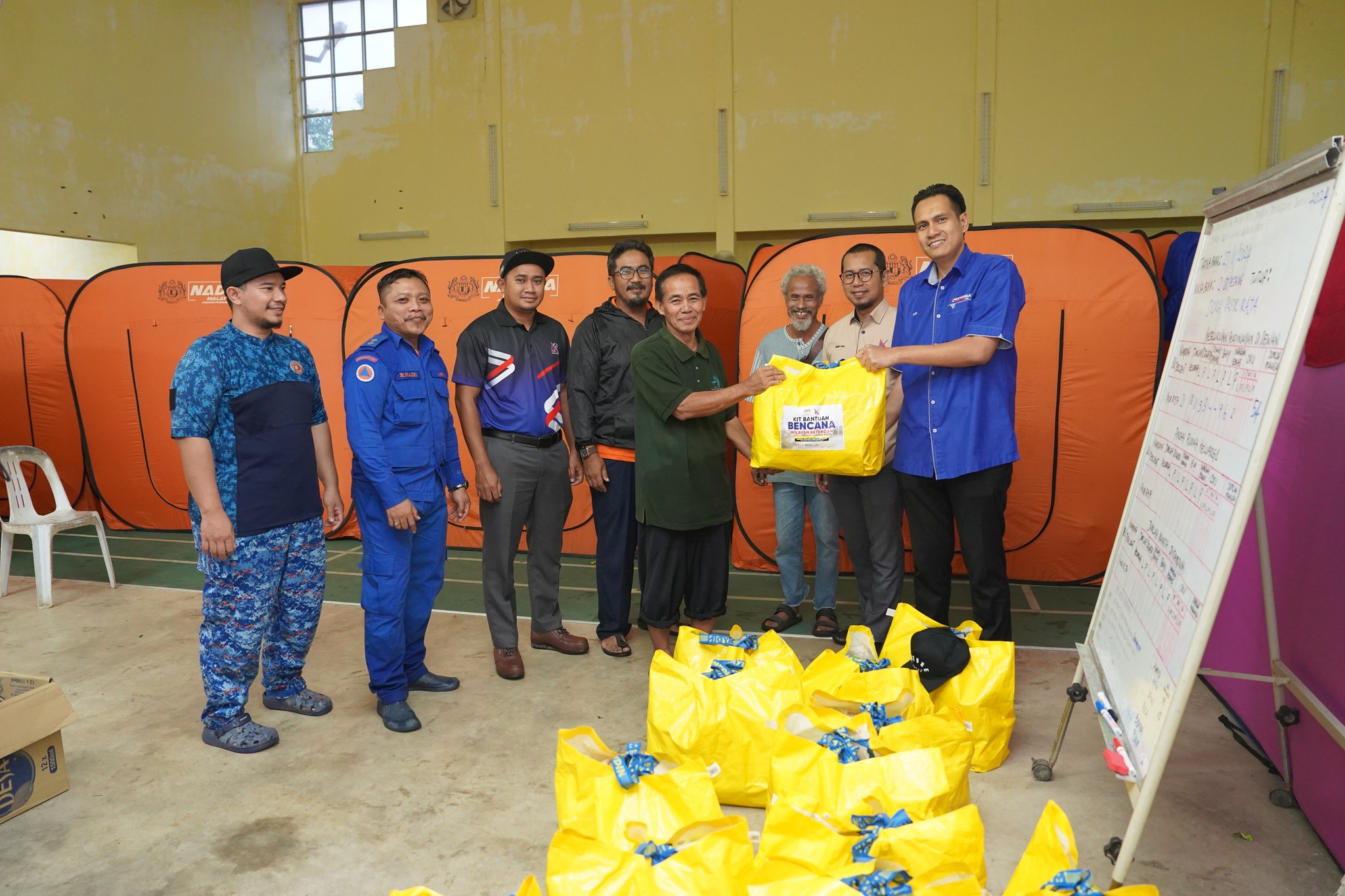 KIT BANTUAN BENCANA DIAGIHKAN