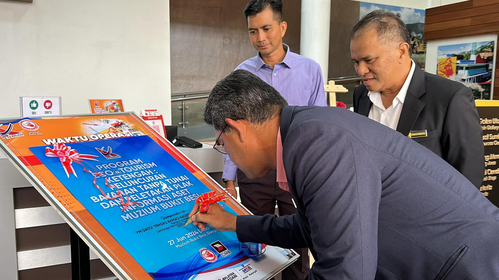 Menandatangani Plak Bayaran Tanpa Tunai dan Peletakan Plak Informasi Aset Pameran Muzium Bukit Besi