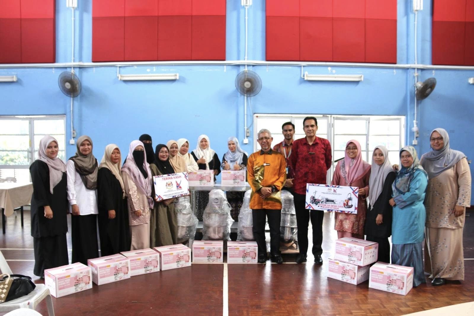 PENYERAHAN PERALATAN PENYEDIAAN MAKANAN KEPADA PESERTA KURSUS KEK DAN PASTRY EXPERT PROGRAM SURI IMPIAN (SURIA) KETENGAH TAHUN 2025 (FASA 1)