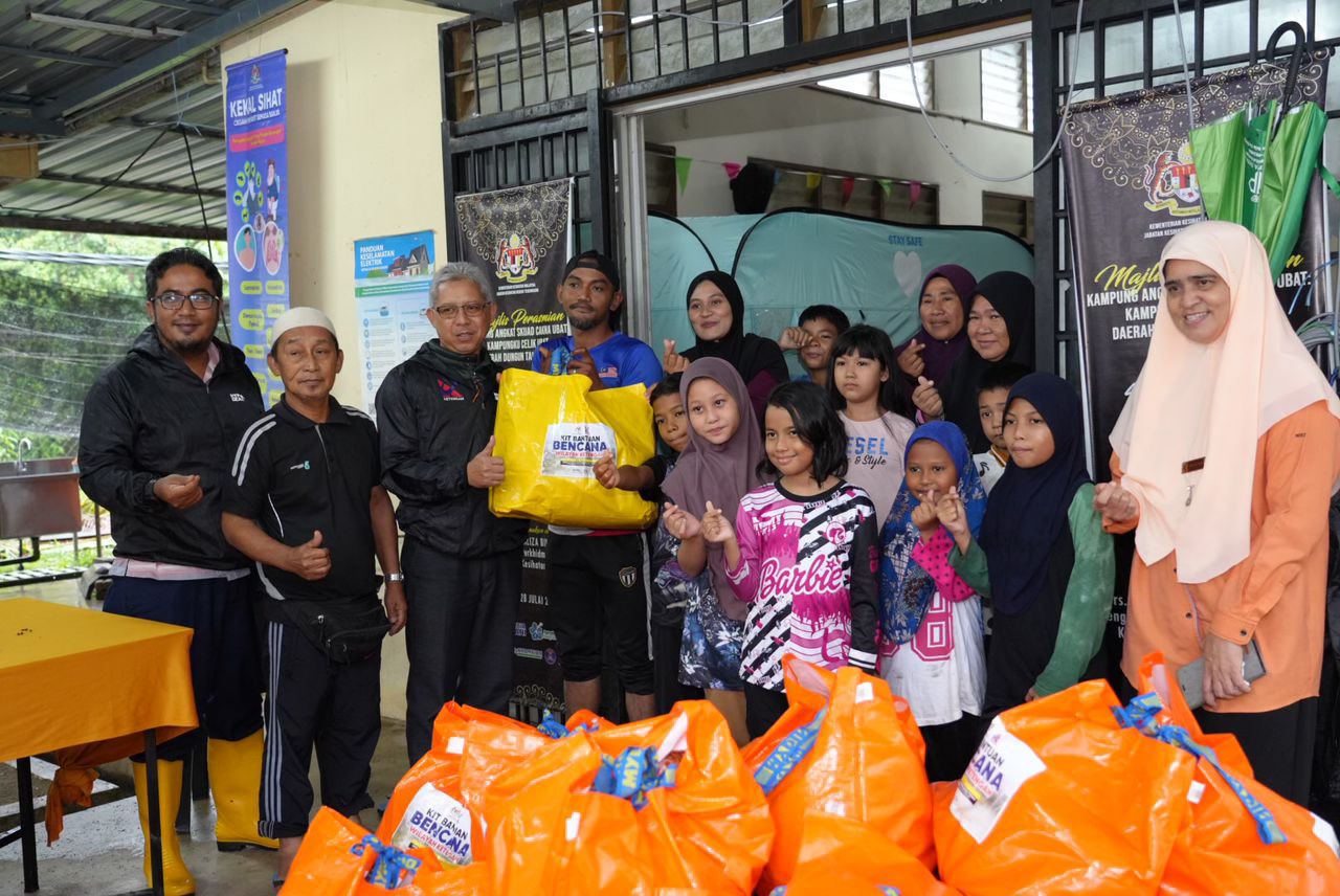 KETENGAH Salur Kit Bantuan Bencana Kepada Mangsa Banjir