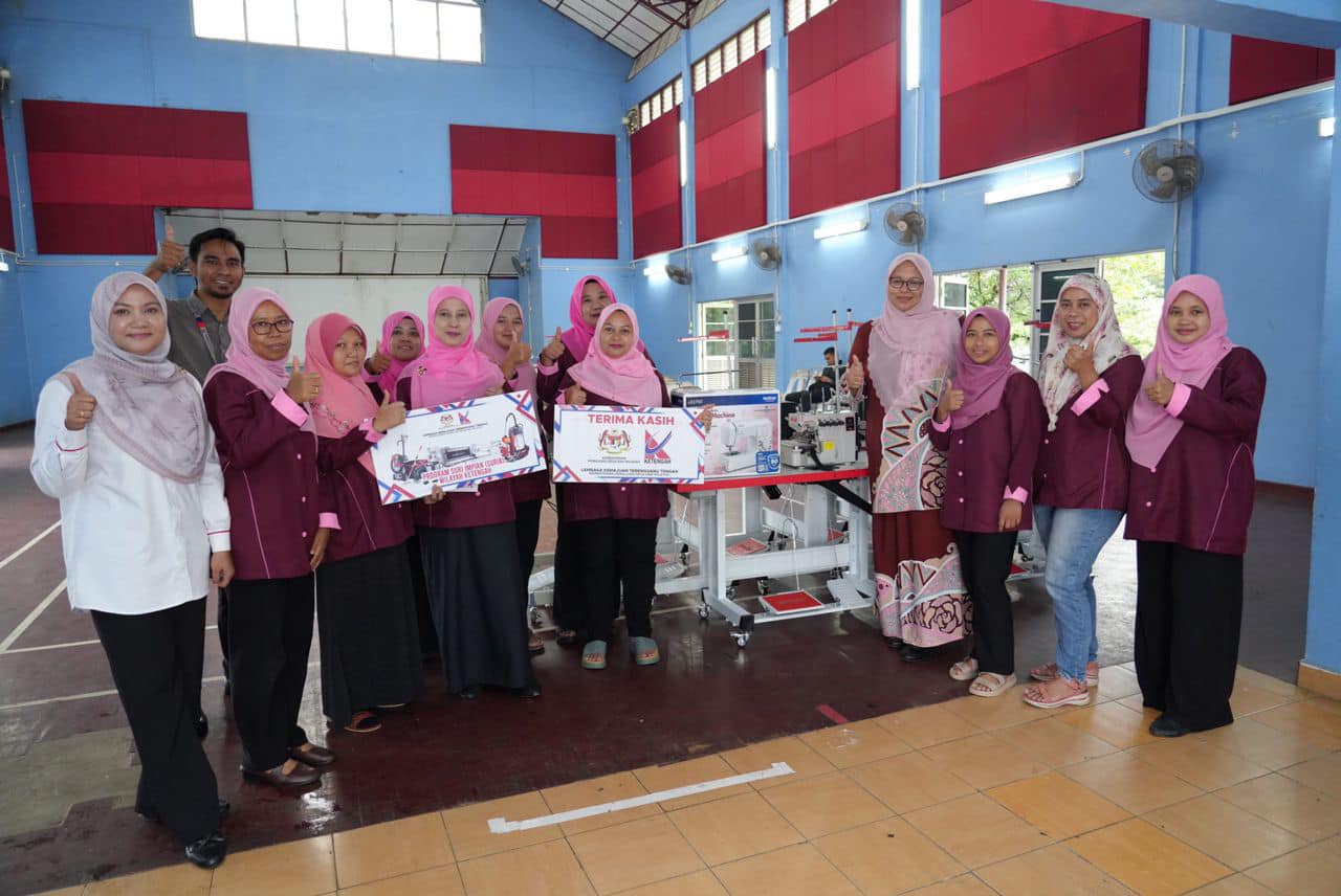 SESI PENYERAHAN PERALATAN JAHITAN KEPADA PESERTA KURSUS LANJUTAN JAHITAN PROGRAM SURI IMPIAN (SURIA) KETENGAH TAHUN 2024 (FASA 2)