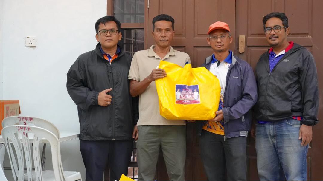 40 DISASTER RELIEF KITS DISTRIBUTED TO FLOOD VICTIMS AT KAMPUNG SHUKOR TEMPORARY EVACUATION CENTRE