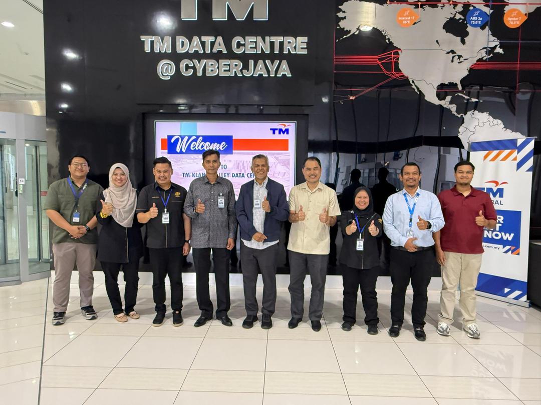 KETENGAH PERKUKUH AGENDA PENDIGITALAN MELALUI LAWATAN KERJA KE TM KLANG VALLEY DATA CENTER, CYBERJAYA