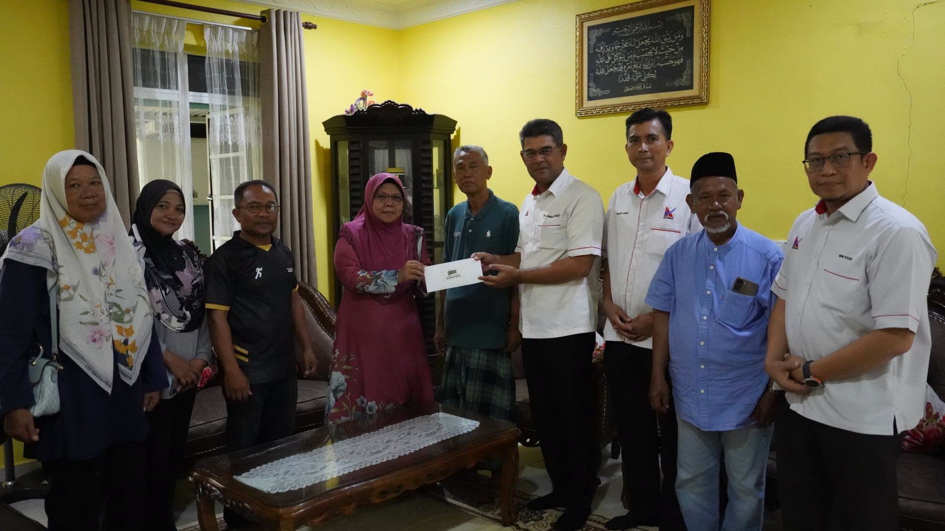 KETENGAH Management 'Mengeteh' Programme with the Community and 'Ziarah Kasih' in Bandar Al Muktafi Billah Shah (AMBS)