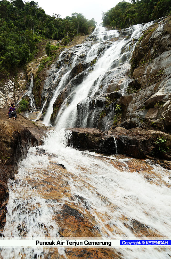 Karangan berkelah di air terjun